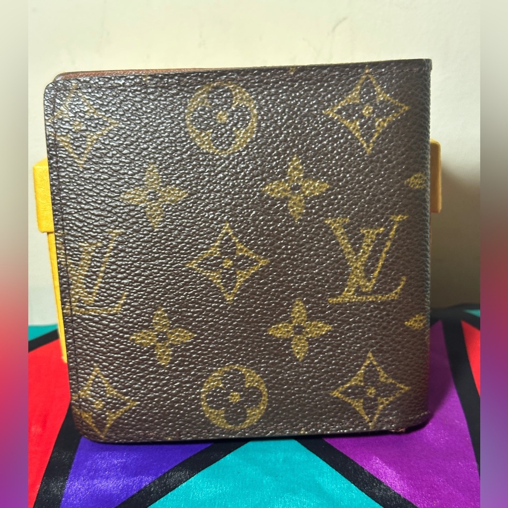 Louis Vuitton bifold. - Picture 2 of 11